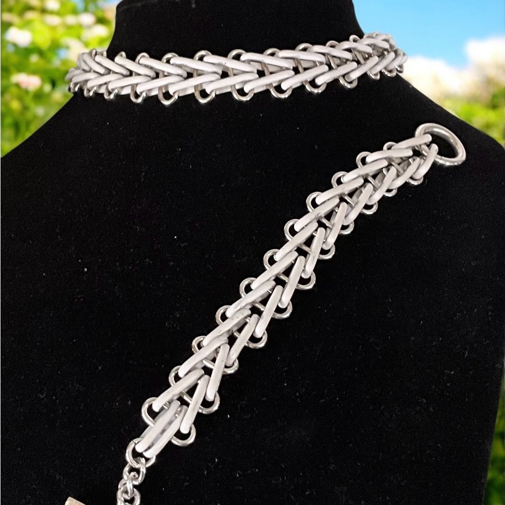 White & Silver Tone Chain Intricate Choker Necklace Bracelet Demi Pauere Set